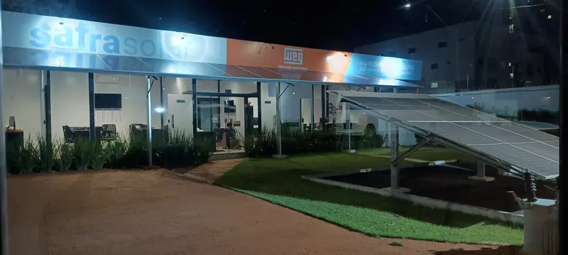 Fachada da Safra Solar à noite, iluminada