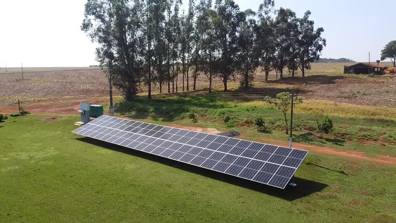 Painéis solares instalados no solo em área rural