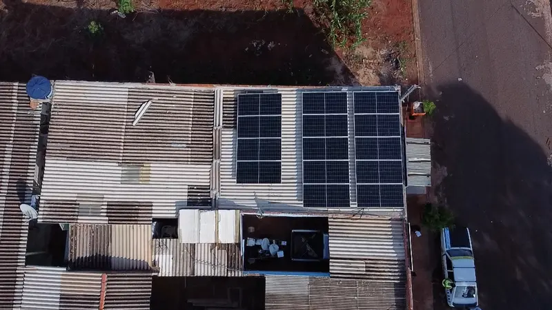 Painéis solares instalados em telhado metálico
