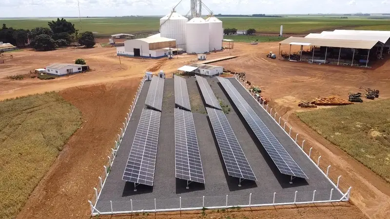 Usina solar instalada em propriedade rural, com painéis no solo